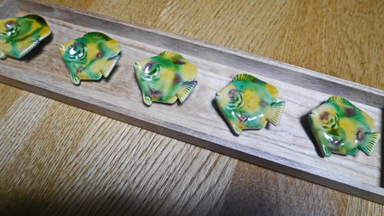 長崎三彩陶器の魚型箸置き – KEISUI ART STUDIO