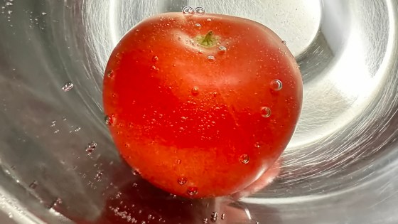 ほたる」という名の高知県四万十町産・真っ赤なトマトは水に沈んだ