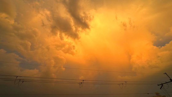 東の空が凄い夕焼けになった不思議な空・あたり一面がオレンジ色に