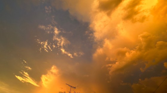 東の空が凄い夕焼けになった不思議な空・あたり一面がオレンジ色に