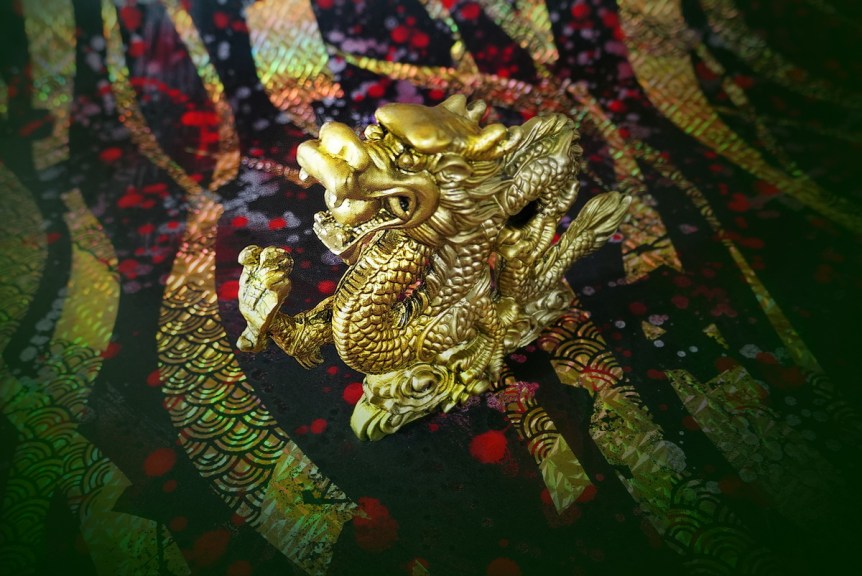 架空の怪獣・龍の左右対称変換から生まれた怪怪獣「Ryu-ryu」。 – KEISUI ART STUDIO