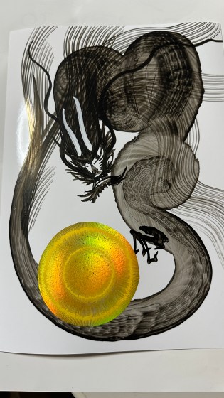 一筆龍の如意宝珠をホログラムの箔で作って、「如意宝珠を抱く龍」を